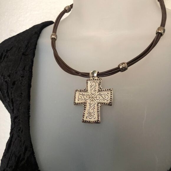 2000s y2k grunge whimsygoth engrave silver cross pendant necklace choker leather - Picture 2 of 4